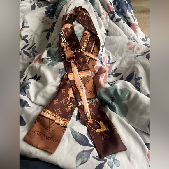 Louis Vuitton Purse/ Scarves/Twilly - Picture 2 of 6